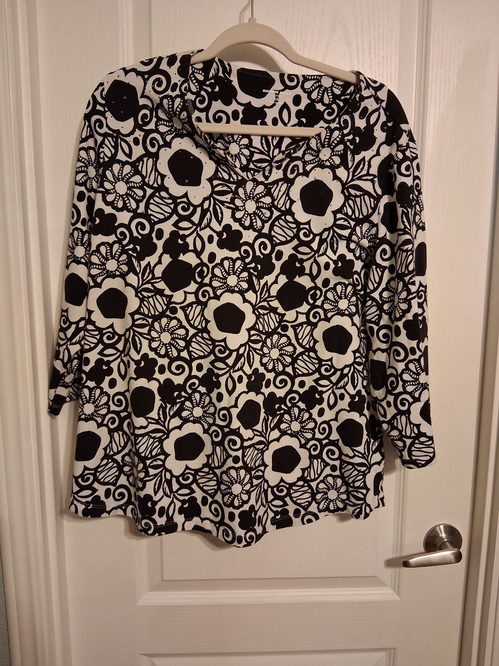 Allison Daley Embellished Black and White Floral Scoop-Neck Long Sleeve Tee